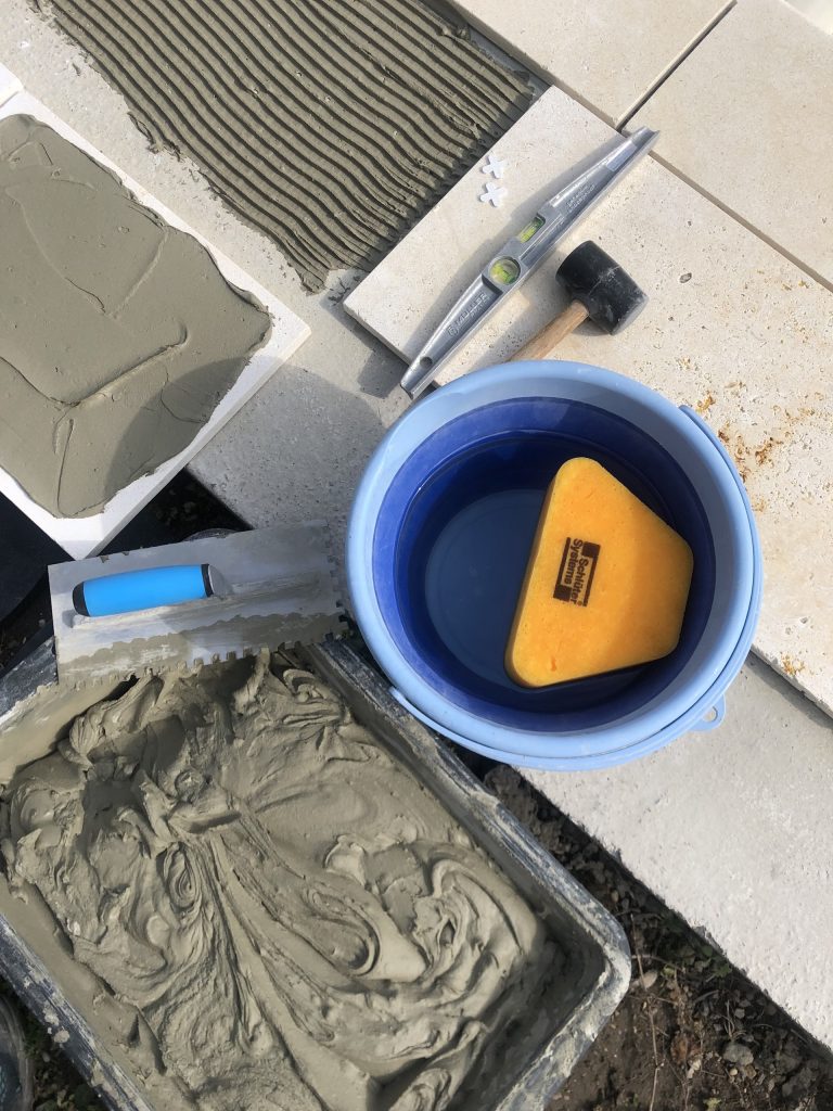 Pose des margelles et dallage en pierre autour d'une piscine à MARANS