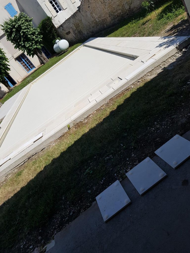 Pose des margelles et dallage en pierre autour d'une piscine à MARANS