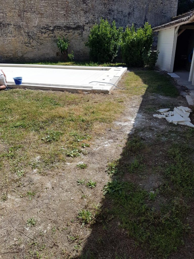 Pose des margelles et dallage en pierre autour d'une piscine à MARANS