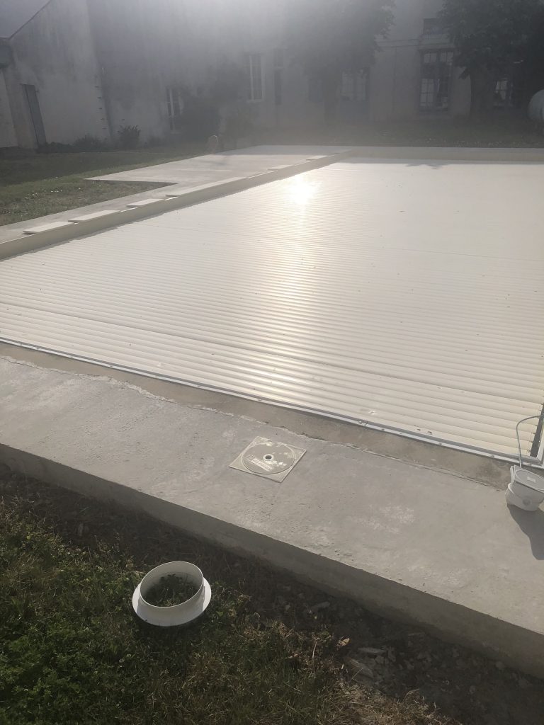 Pose des margelles et dallage en pierre autour d'une piscine à MARANS