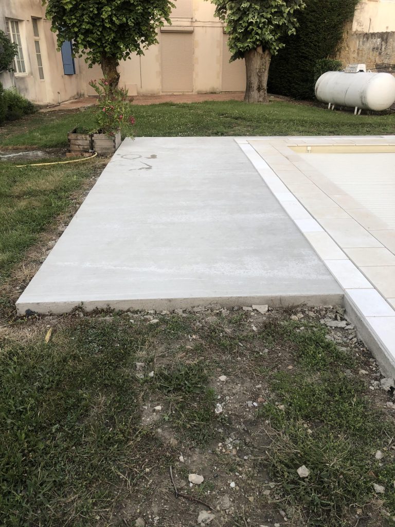 Pose des margelles et dallage en pierre autour d'une piscine à MARANS