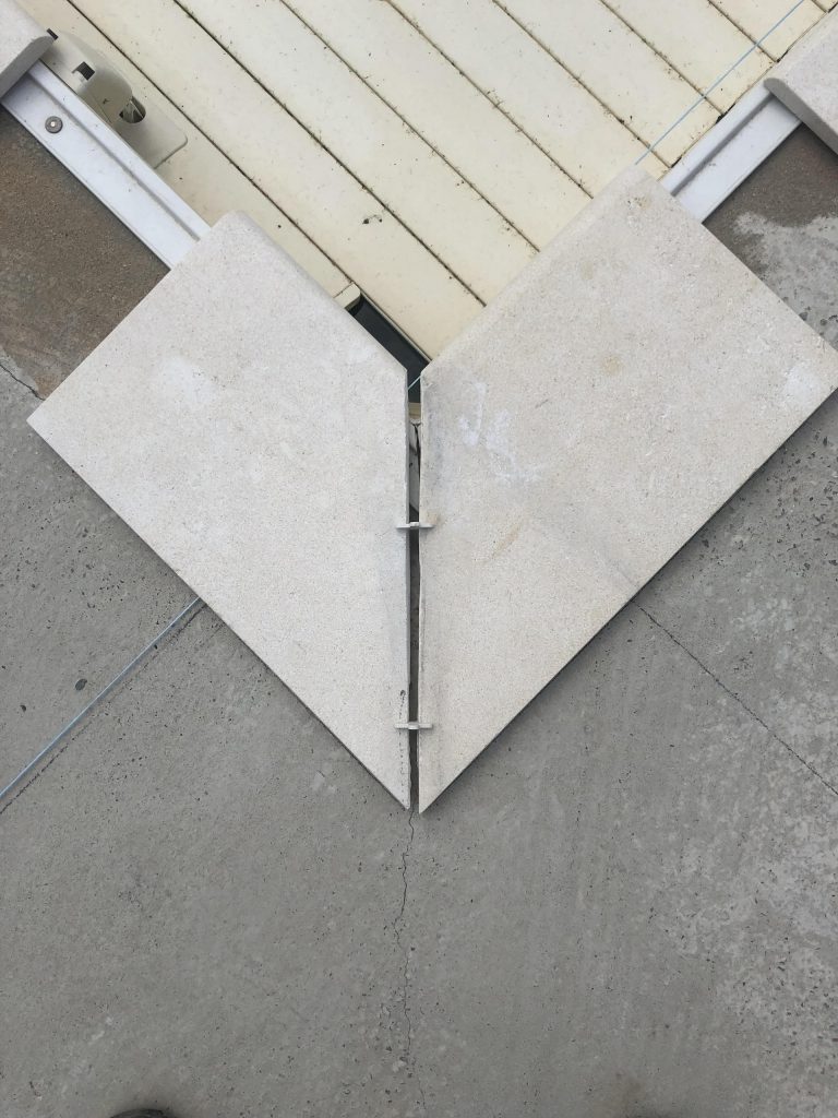 Pose des margelles et dallage en pierre autour d'une piscine à MARANS