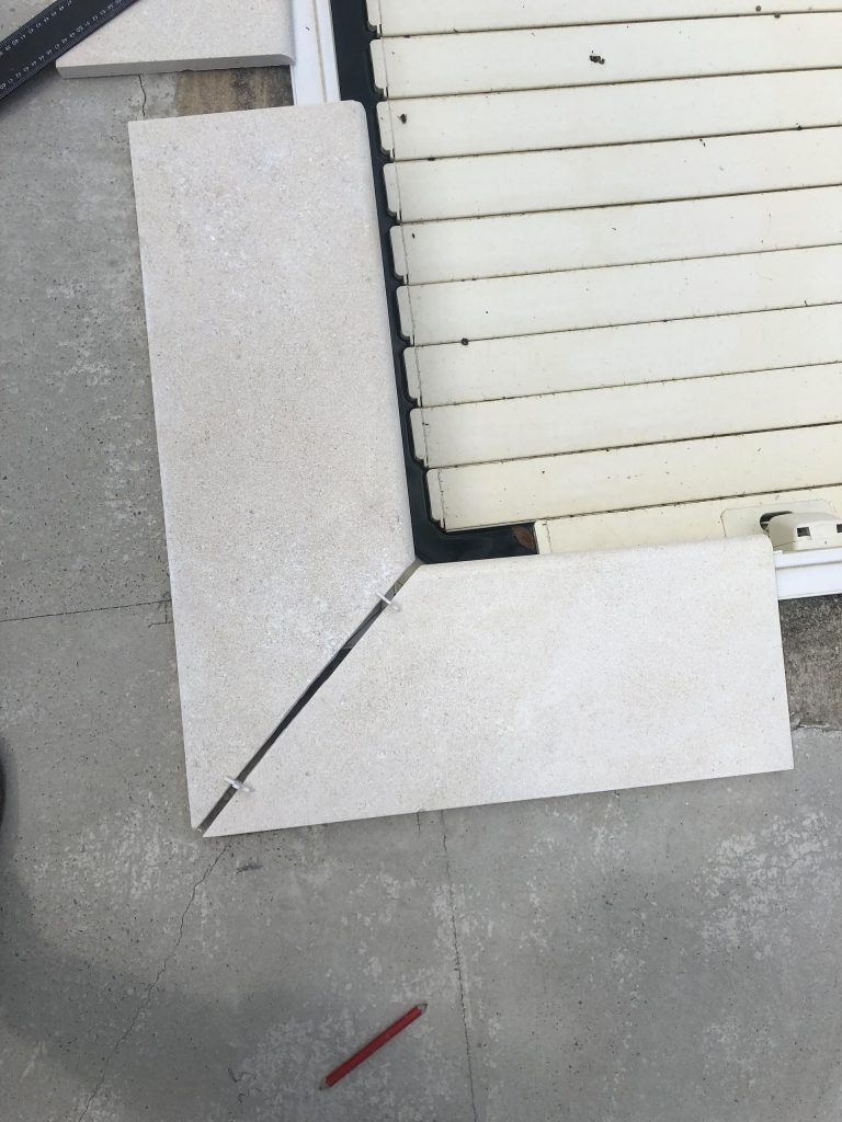 Pose des margelles et dallage en pierre autour d'une piscine à MARANS