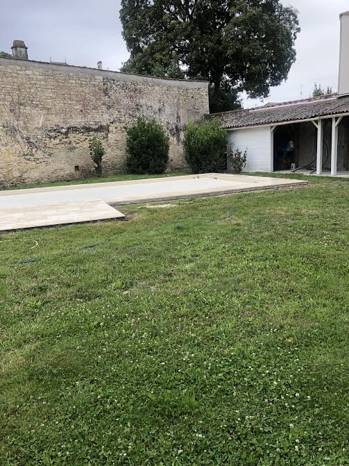 Pose des margelles et dallage en pierre autour d'une piscine à MARANS