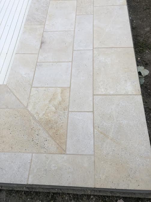 Pose des margelles et dallage en pierre autour d'une piscine à MARANS