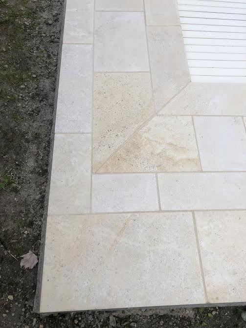 Pose des margelles et dallage en pierre autour d'une piscine à MARANS