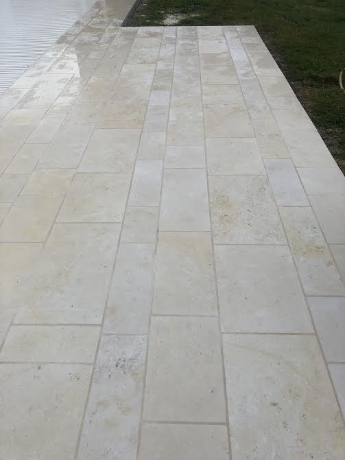 Pose des margelles et dallage en pierre autour d'une piscine à MARANS