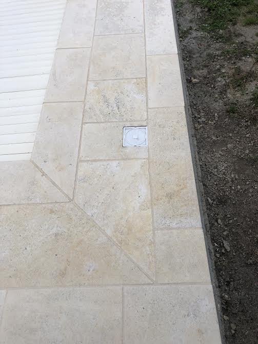 Pose des margelles et dallage en pierre autour d'une piscine à MARANS