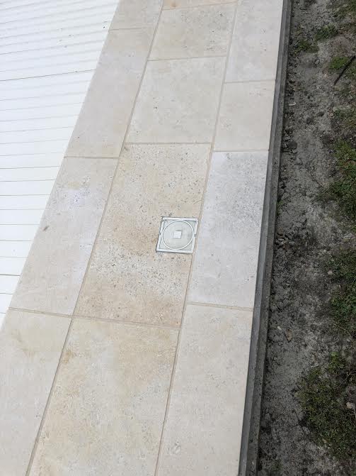 Pose des margelles et dallage en pierre autour d'une piscine à MARANS