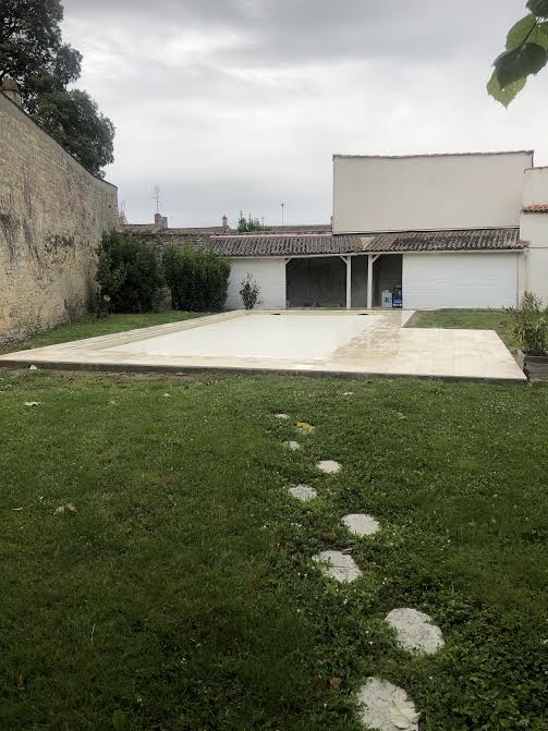 Pose des margelles et dallage en pierre autour d'une piscine à MARANS